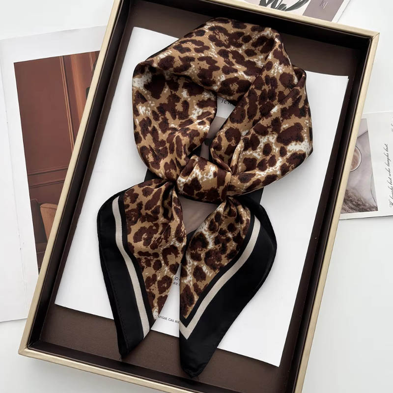 Lüks Leopar Baskı Kadın Saten  - Ascot Neck Scarf incelemesi ve fiyatı